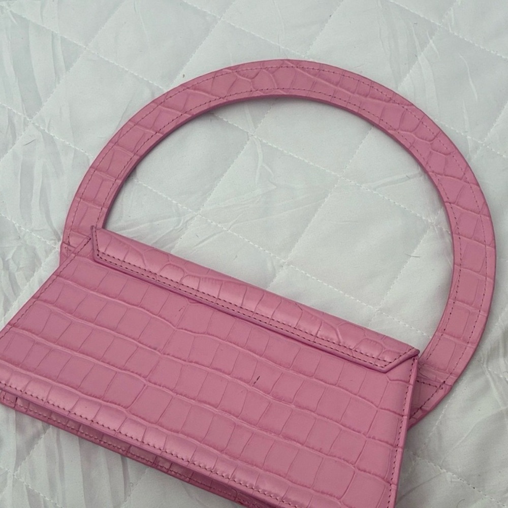 Jacquemus Pink Croc-Embossed Round Handle Bag with Gold Logo - Picture 6 of 6